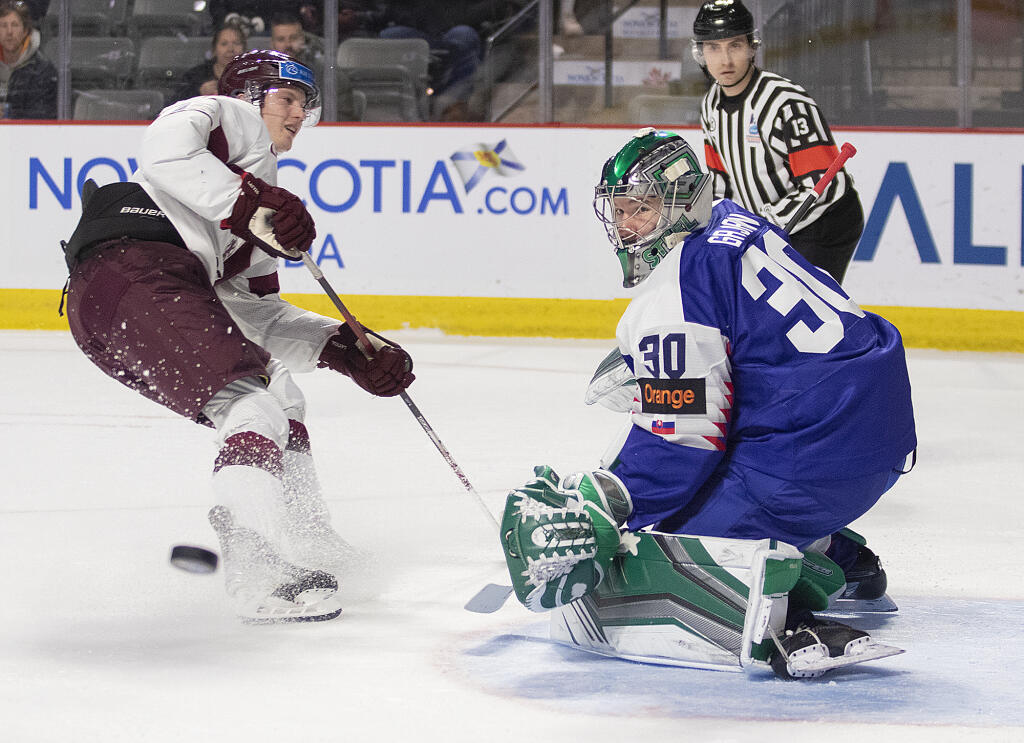 EBE 37 Moncton - Na snímke vpravo slovenský brankár Adam Gajan, vľavo lotyšský hráč Dans Ločmelis v zápase B-skupiny hokejových MS hráčov do 20 rokov Slovensko - Lotyšsko v kanadskom meste Moncton 30. decembra 2022. FOTO TASR/AP
Latvia 's Dans Locmelis, left, is stopped on a breakaway by Slovakia's Adam Gajan during the second period at the world junior hockey championships in Moncton, New Brunswick, on Friday, Dec. 30, 2022. (Ron Ward/The Canadian Press via AP)