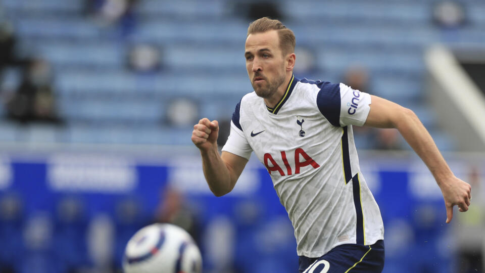 WA 61 archív Leicester - N archívnej snímke z 23. marca 2021 futbalista Tottenhamu Hotspur Harry Kane počas zápasu najvyššej anglickej Premier League Leicester City - Tottenham Hotspur. Harry Kane sa v sobotu 7. augusta vráti k spoluhráčom z Tottenhamu Hotspur. Kapitán anglickej futbalovej reprezentácie prelomil mlčanie a prostredníctvom sociálnej siete twitter odkázal, že nikdy neodmietol trénovať so svojim tímom.Anglický útočník sa netají, že v lete chce Spurs opustiť a rád by si zahral za sil