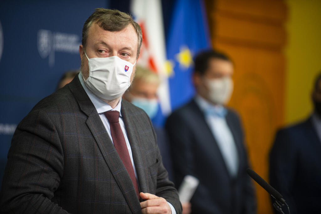 Na snímke minister práce, sociálnych vecí a rodiny SR Milan Krajniak (Sme rodina) počas tlačovej konferencie po skončení zasadnutia Hospodárskej a sociálnej rady SR 22. februára 2021 v Bratislave. FOTO TASR - Jakub Kotian