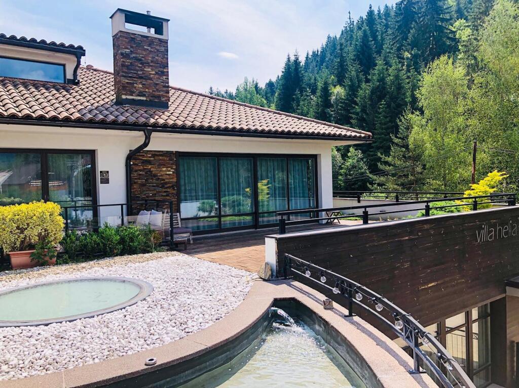 V nádhernom prostredí pod lesom sa môžete nechať rozmaznávať vo vyhrievanej jacuzzi, alebo si len tak užívať masáž tela vodnými tryskami.
