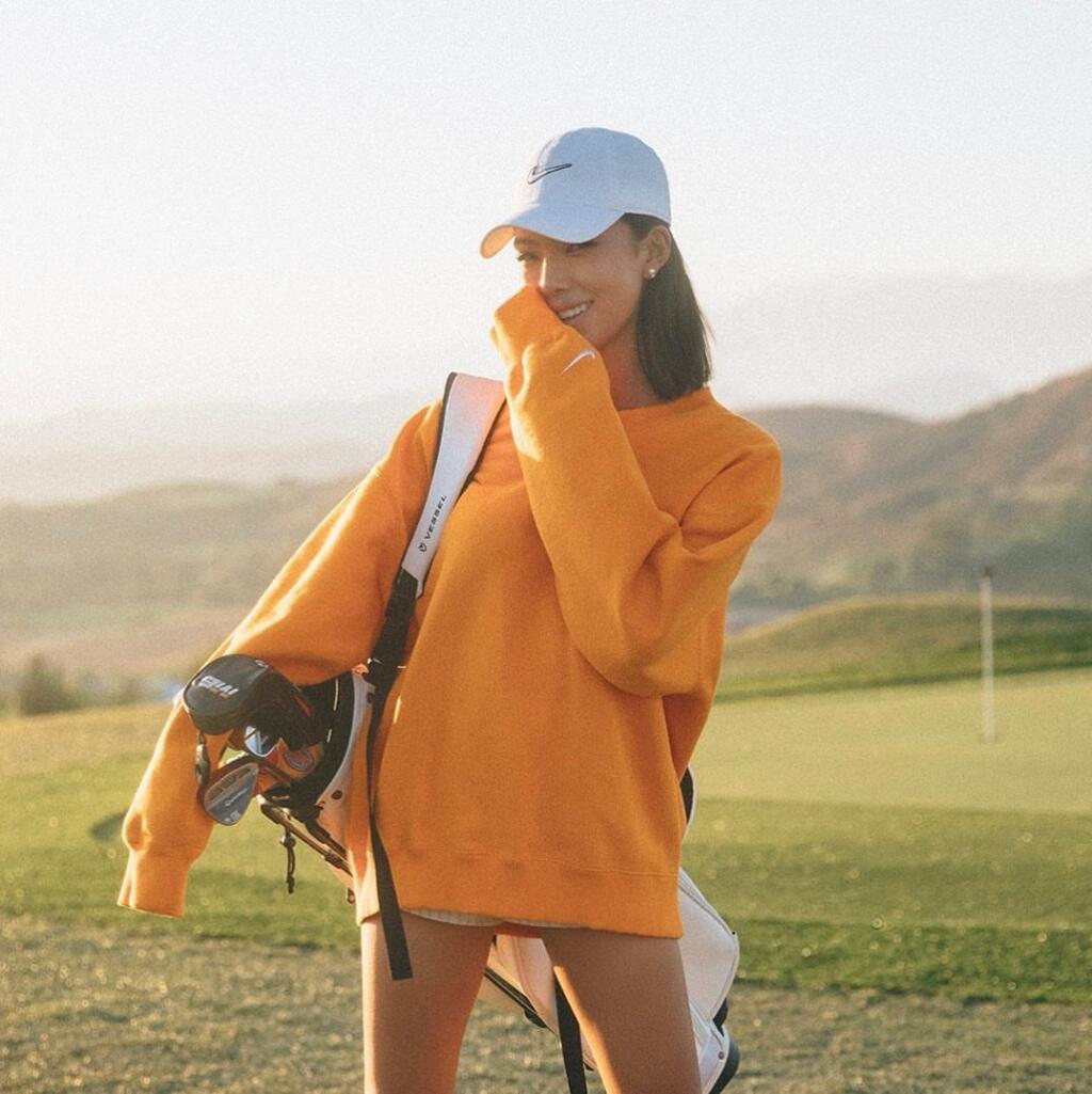Lily „Muni“ Heová sa nehanbí ani provokatívnejších póz ako ukazuje pri golfe.