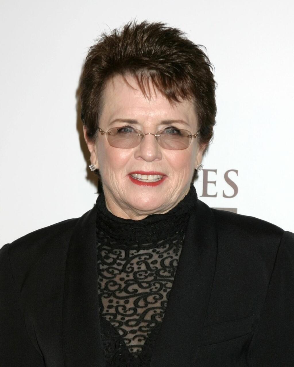 Billie Jean Kingová (USA) Americká tenistka bola v máji 1981 prvou profesionálnou športovkyňou, ktorá sa priznala, že má homosexuálnu orientáciu. Sama to o sebe zistila až v čase, keď bola vydatá za tenistu Larryho Kinga, rozviedli sa o šesť rokov neskôr. Medzitým absolvovala poriadne drahý súd o majetok s milenkou Marilyn Barnettovou. Dvanásťnásobná grandslamová šampiónka žije s dlhoročnou partnerkou Ilanou Klossovou.