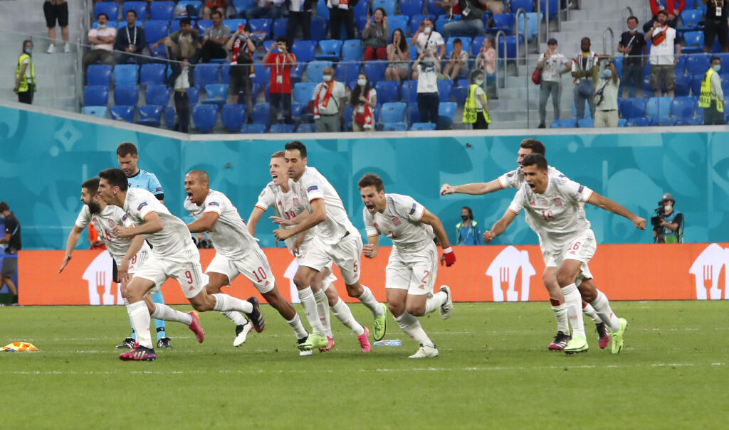 JB 48 Petrohrad - Španielski hráči oslavujú po výhre nad Švajčiarskom v zápase štvrťfinále Švajčiarsko - Španielsko na EURO 2020 vo futbale v Petrohrade 2. júla 2021. FOTO TASR/AP
Spain players celebrates after the Euro 2020 soccer championship quarterfinal match between Switzerland and Spain, at the Saint Petersburg stadium in Saint Petersburg, Friday, July 2, 2021. (Maxim Shemetov /Pool Photo via AP)