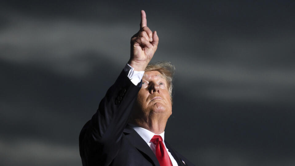 WA 52 Sarasota - Bývalý americký prezident Donald Trump počas minúty ticha na pamiatku obetí, ktorí prišli o život po zrútení časti obytného komplexu na Floride počas stretnutia so svojimi priaznivcami v meste Sarasota v sobotu 3. júla 2021. FOTO TASR/AP
Former President Donald Trump holds a moment of silence for the victims of the Miami building collapse during a rally at the Sarasota Fairgrounds Saturday, July 3, 2021, in Sarasota, Fla. (AP Photo/Jason Behnken)