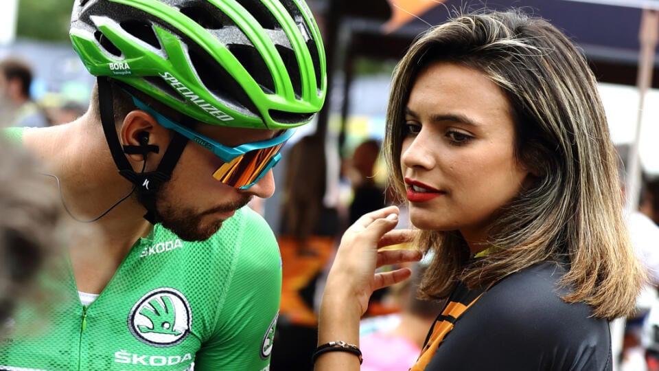 Najslávnejšie cyklistické preteky Tour de France nie sú len o heroických výkonoch jazdcov. V zákulisí podujatia sa pohybujú ďalšie stovky ľudí, ktorí majú na starosti plynulý chod pretekov. Patria medzi ne aj sexi hostesky, ktoré dennodenne prichádzajú do styku s cyklistami. Jedna z nich sa počas tejto Tour vrtela okolo nášho Petra Sagana akosi častejšie.