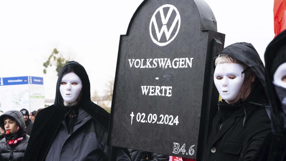 KK25 Wolfsburg - Zamestnanci Volkswagenu demonštrujú pred Volkswagen Arenou vo Wolfsburgu počas mzdových rokovaní medzi Volkswagenom a IG Metall vo štvrtok 21. novembra 2024. Odborový zväz IG Metall a podniková rada vo Volkswagene v stredu predložili návrh na zníženie nákladov na prácu o približne 1,5 miliardy eur pred ďalším kolom rokovaní s vedením automobilky. FOTO TASR/AP
Volkswagen employees demonstrate in front of the Volkswagen Arena in Wolfsburg during the wage negotiations between Volks