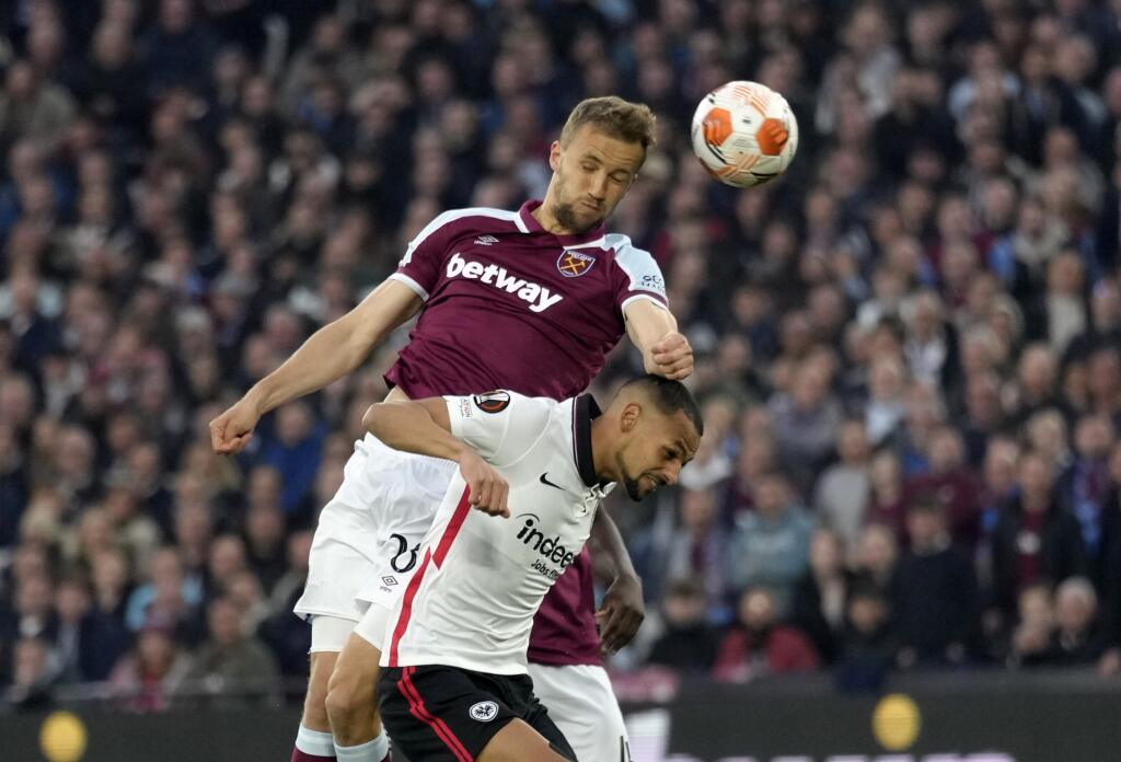 Hráč West Hamu Tomáš Souček (hore vľavo) hlavičkuje v 1. zápase semifinále Európskej ligy West Ham United - Eintracht Frankfurt v Londýne 28. apríla 2022.