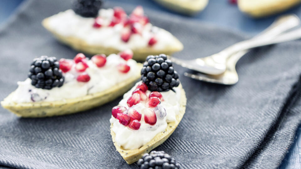 Makové lodičky s mascarpone a černicami
