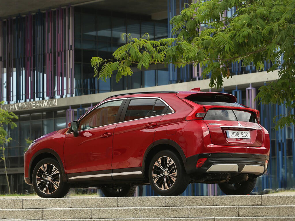 Mitsubishi Eclipse Cross: Úplne nový model bude stáť niekde medzi menším ASX a väčším Outlanderom. Príde s kompletne prerobeným interiérom a zaujímavým moderným vzhľadom kríženca SUV a kupé.