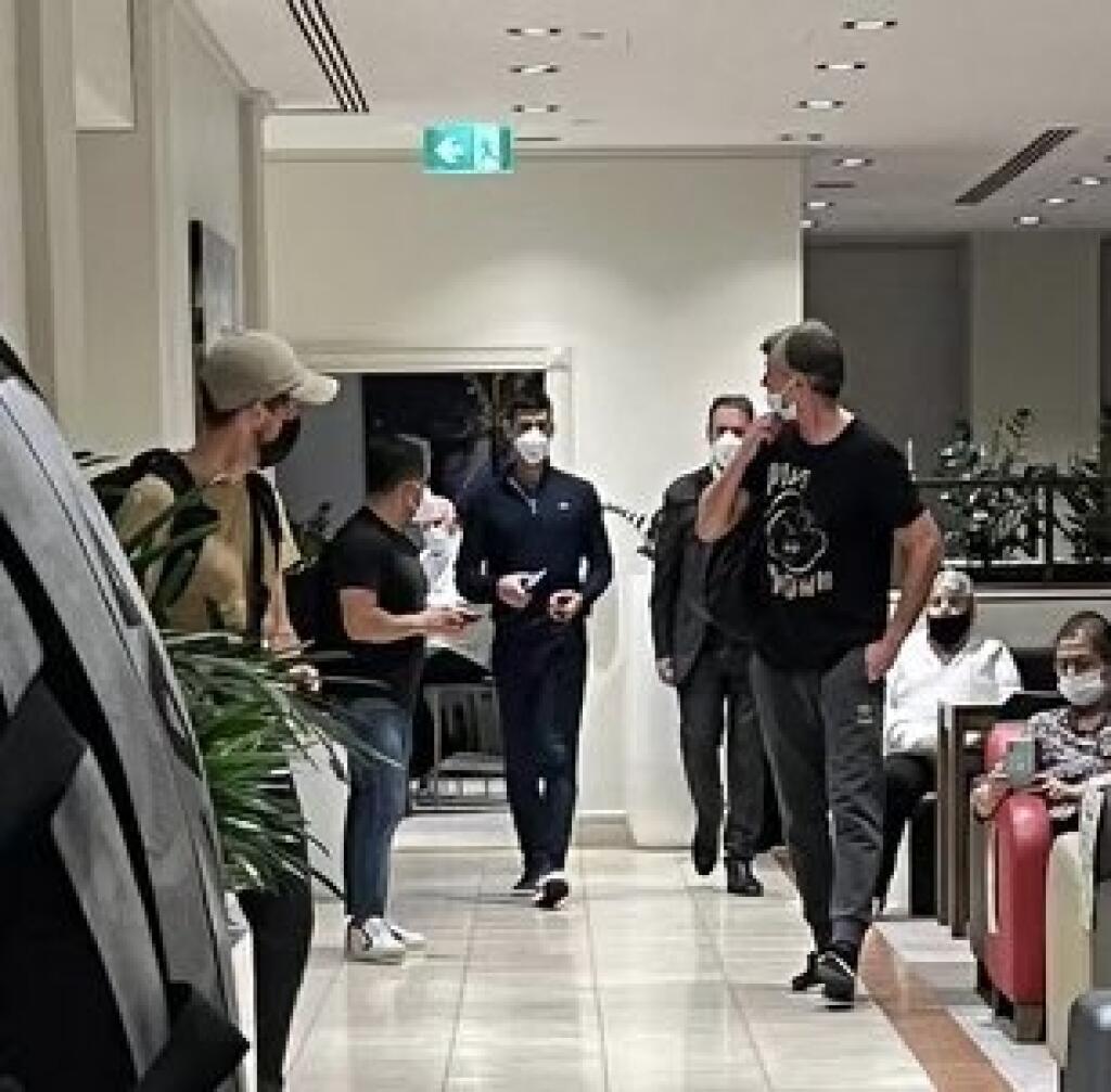 Novak Djokovič opúšťa čakaciu miestnosť na letisku v Melbourne.