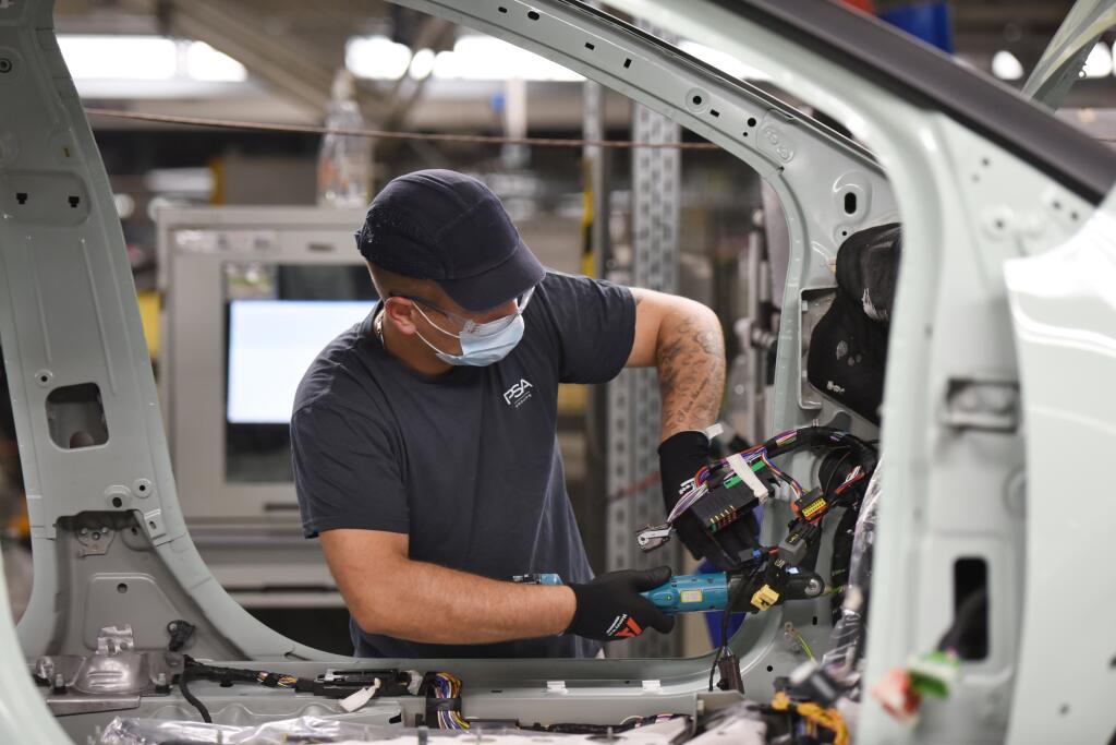 Snímka z výroby automobilov počas návštevy predsedu vlády SR Igora Matoviča v trnavskej automobilke Groupe PSA Slovakia v piatok 5. júna 2020. FOTO TASR - Lukáš Grinaj