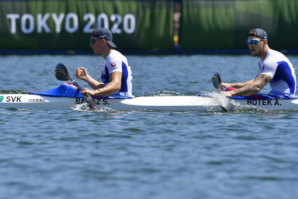 Na snímke slovenský dvojkajak v zložení Samuel Baláž, Adam Botek sa na XXXII. Letných OH 2020 v Tokiu prebojoval do štvrtkového semifinále K2 na 1000 m v stredu 4. augusta 2021. FOTO TASR – Michal Svítok