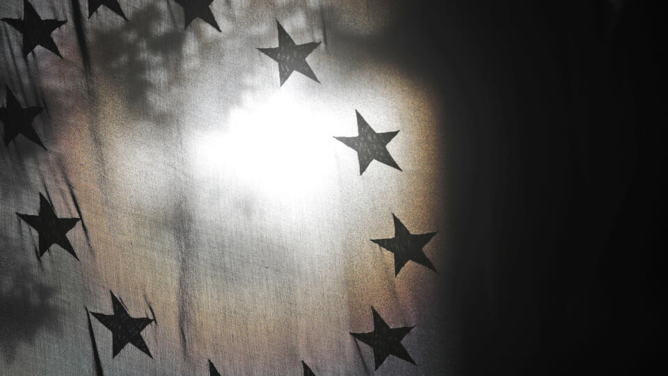 KK23 Londýn - Na snímke hviezdy na vlajke Európskej únie 19. októbra 2020 v Londýne. Budúca dohoda o partnerských vzťahoch medzi EÚ a Spojeným kráľovstvom musí byť spravodlivá pre obe strany. Uviedol to v pondelok podpredseda Európskej komisie (EK) Maroš Šefčovič po londýnskych rokovaniach so šéfom úradu britskej vlády Michaelom Goveom, ktorý má na starosti brexit. FOTO TASR/AP
The stars of the EU flag are seen against the sun at the Europa House in London, Monday, Oct. 19, 2020. According to me
