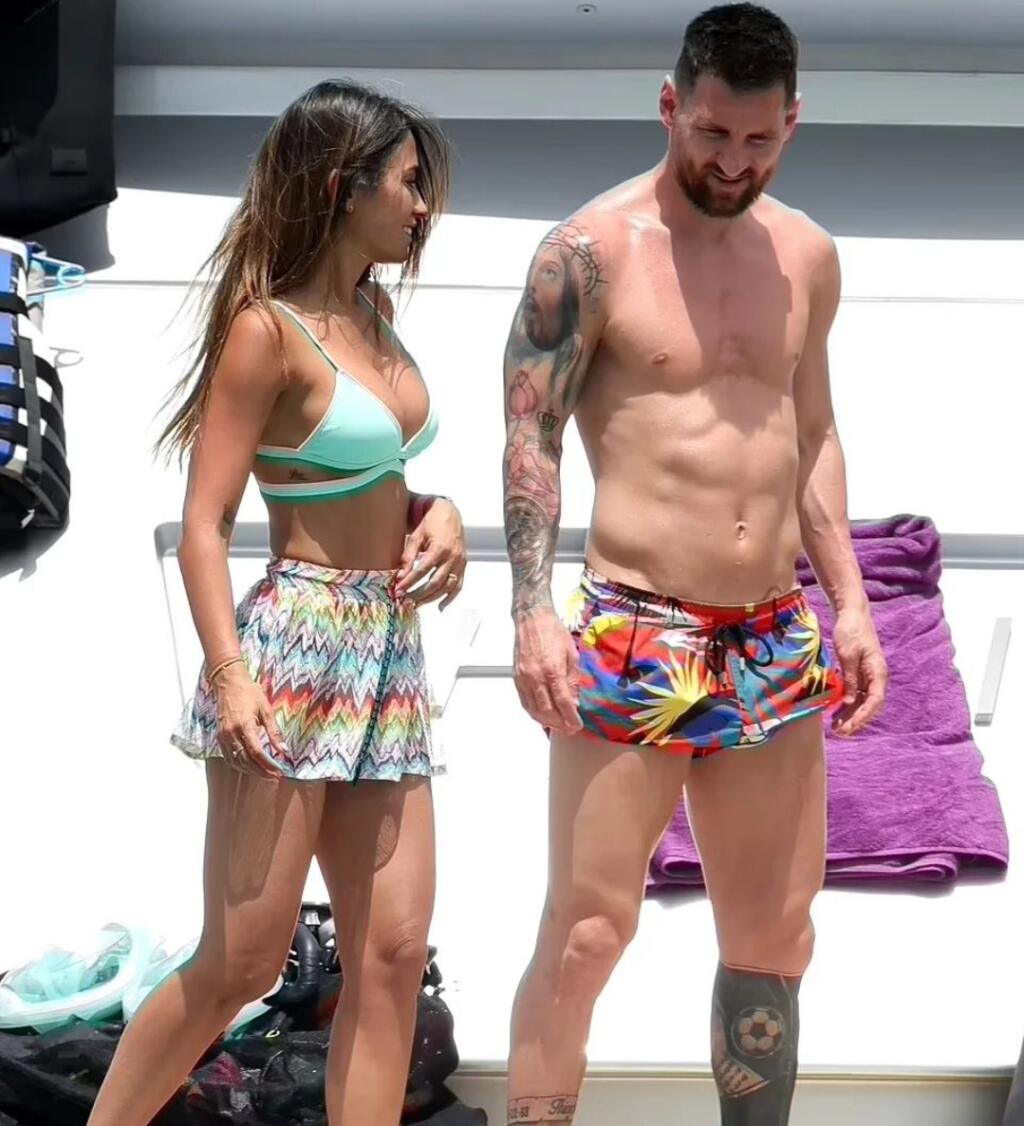 Lionel Messi s manželkou na jachte, z ktorej sa presunuli do luxusného hotela. Antoinela bola v zelených plavkách naozaj sexi a paparazzi a fanúšikovia iba slintali.