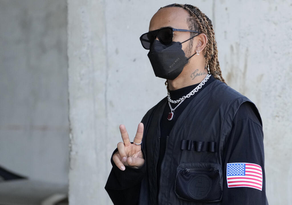 Na snímke britský pilot formuly 1 Lewis Hamilton z tímu Mercedes prichádza na okruh Hungaroring pri obci Mogyoród pred nedeľnou Veľkou cenou Maďarska F1 vo štvrtok 29. júla 2021.