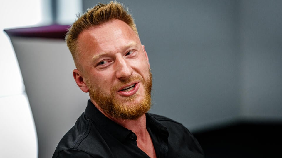 Slovenský hokejista Marián Hossu počas stredajšej tlačovej konferencie v Trenčíne.
