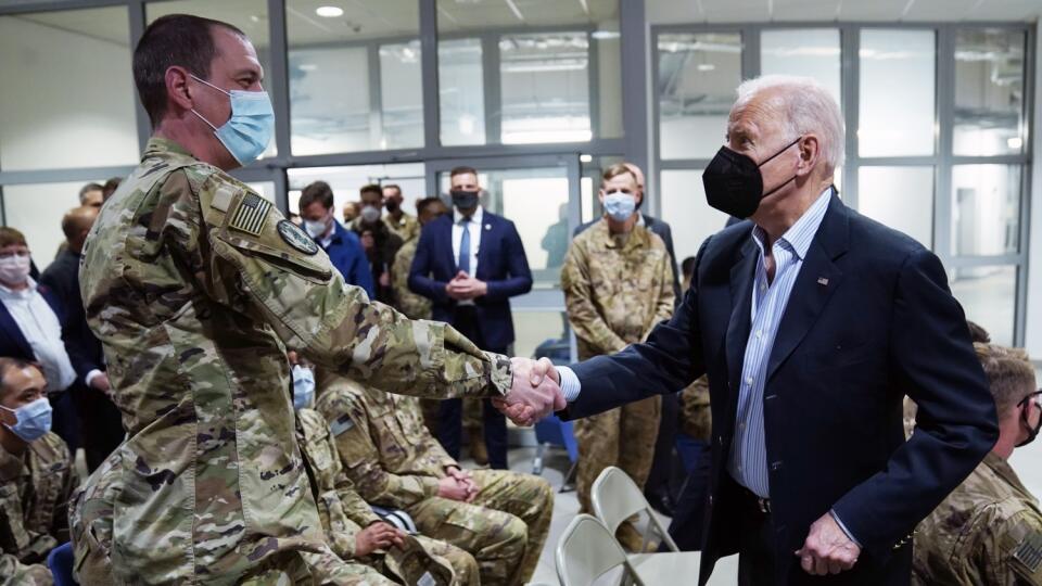 PK 24 Jasionka - Americký prezident Joe Biden (vpravo) si podáva ruky s členom 82. leteckej divízie v Jasionke na juhovýchode Poľska v piatok 25. marca 2022. FOTO TASR/AP
President Joe Biden visits with members of the 82nd Airborne Division at the G2A Arena, Friday, March 25, 2022, in Jasionka, Poland. (AP Photo/Evan Vucci)