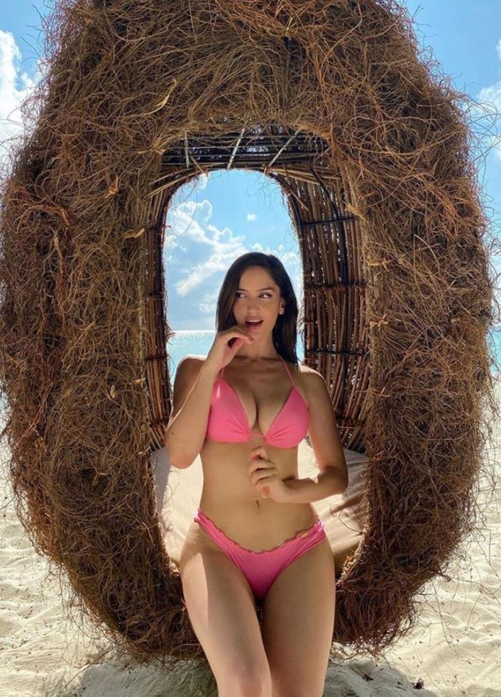 Samotný Neymar svojej priateľke lajkuje každú fotku. Zrejme chce verejnosti stále pripomínať, že to sexi telo patrí jemu.