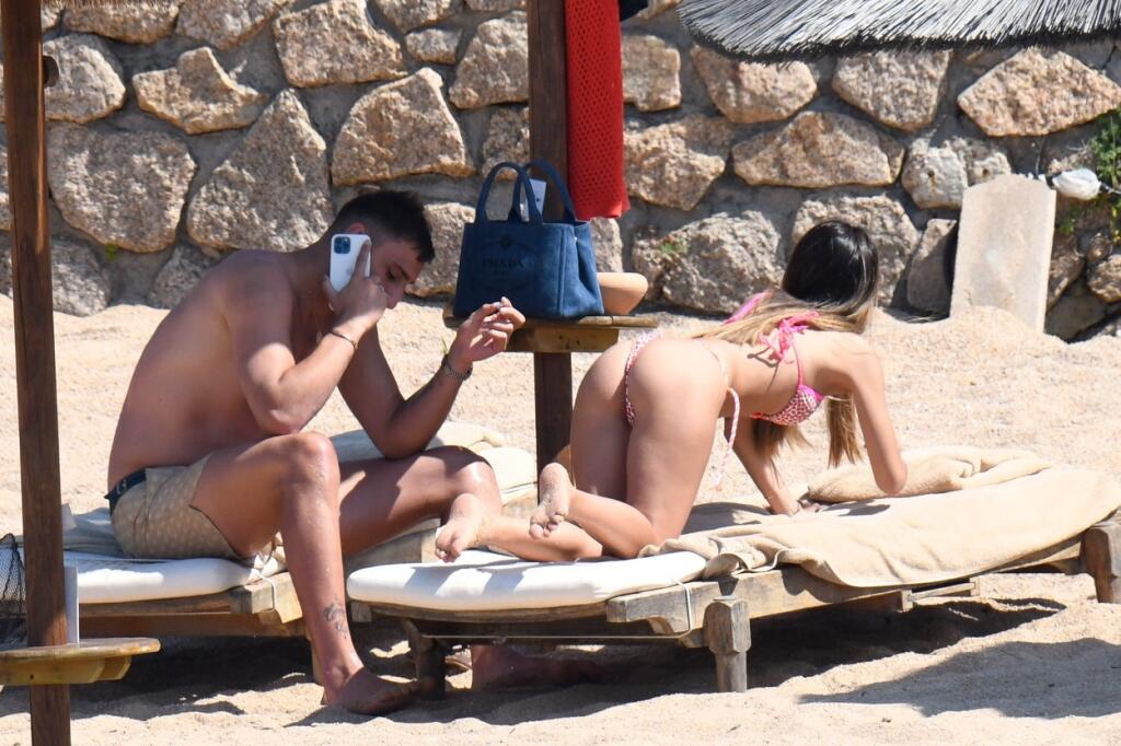 Donnarumma si užíva na dovolenke na Sardínii, spoločnosť mu robí sexi priateľka Alessia.