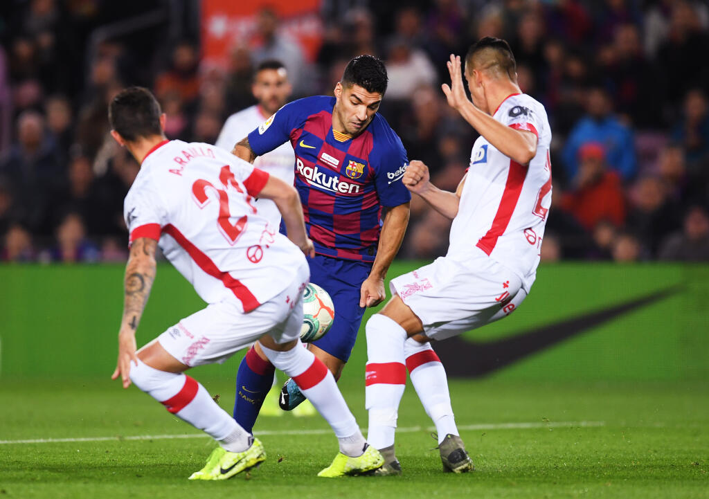 Uruguajský futbalista Luis Suarez podstúpi operáciu kolena. Dĺžka jeho absencie zatiaľ nie je známa.