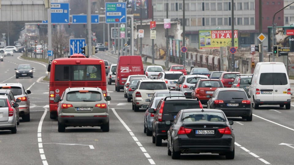 Servis: Jazda na oranžovú je proti predpisom. Svetelná signalizácia na slovenských cestách nespĺňa časové limity na bezpečný prejazd križovatkou.