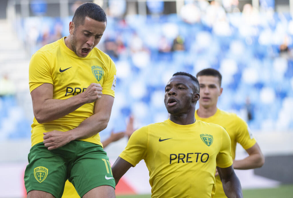 Na snímke vľavo arménsky stredopoliar MŠK Žilina Vahan Bičachčjan oslavuje svoj gól v zápase 8. kola Fortuna ligy vo futbale ŠK Slovan Bratislava - MŠK Žilina v Bratislave 19. septembra 2021. FOTO TASR - Martin Baumann
