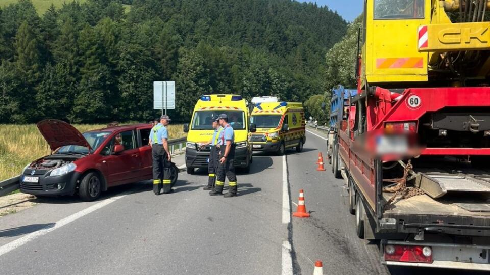 Dopravu na ceste I/18 medzi Ružomberkom a Hubovou v utorok predpoludním ochromila dopravná nehoda.