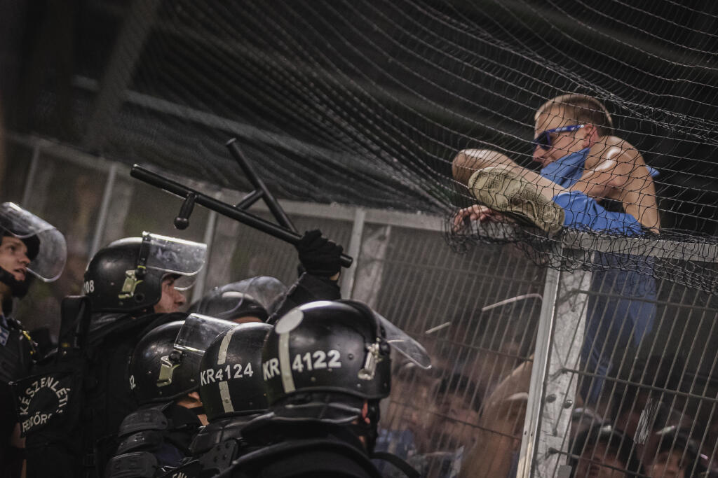 EUFA naparila Slovanu pokutu dokopy 80-tisíc eur za nevhodné správanie priaznivcov „belasých“ v zápase 2. kola Ligy majstrov v Budapešti.