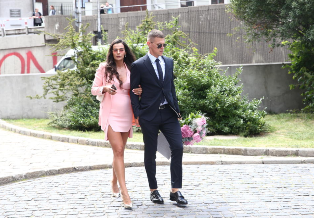 Škrtelova manželka sa často na verejnosti neobjavuje, keď tak urobí, je stredobodom pozornosti. Stalo sa tak aj na svadbe futbalistu Adama Nemca, kde prišla bez podprsenky.