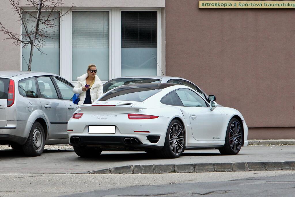 Už v minulosti Cibulková ukázala, že si dopraje a na autách nešetrí. Vozila sa v luxusnom bielom Porsche.