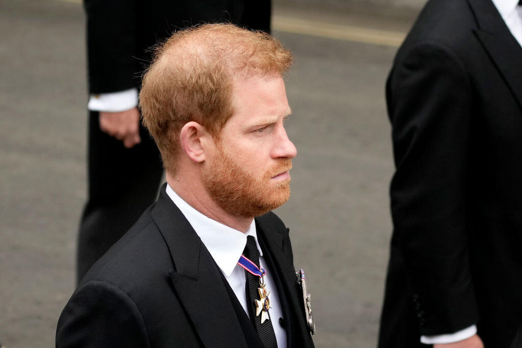 Vojvoda zo Sussexu Harry nemal na pohrebe vojenskú uniformu.