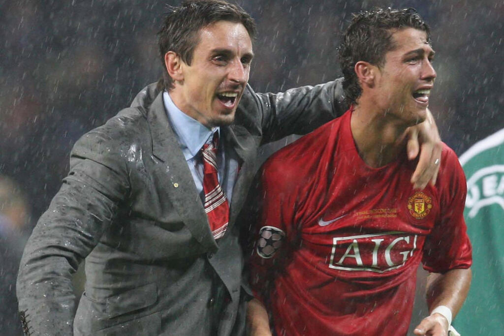 Gary Neville a Ronaldo po odpískaní finálového zápasu Ligy majstrov. Manchester United získal cennú trofej.