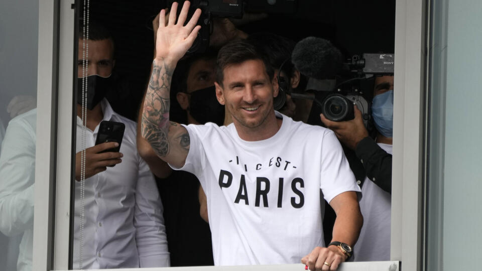 EBE 5 Paríž - Na snímke argentínsky futbalista Lionel Messi máva na pozdrav po prílete na francúzskej letisko Le Bourget severne od Paríža v utorok 10. augusta 2021. Kariéra Messiho bude pokračovať v Paríži St. Germain, kde dvojročnú zmluvu s opciou na ďalšiu sezónu. Argentínčan po 21 rokoch odišiel z FC Barcelona, v španielskom veľkoklube strávil celú svoju doterajšiu kariéru. FOTO TASR/AP
Lionel Messi waves after arriving at Le Bourget airport, north of Paris, Tuesday, Aug. 10, 2021. Lionel