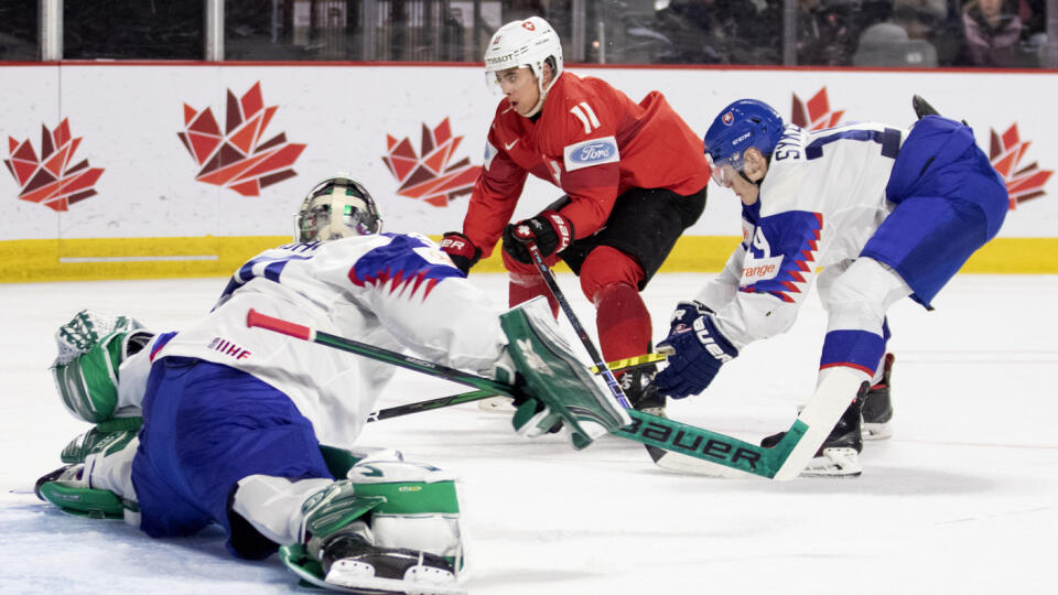 WA 84 Moncton - Slovenský brankár Adam Gajan (vľavo), Švajčiar Jeremy Jabola (uprostred) a Slovák Adam Sýkora v zápase základnej B-skupiny Švajčiarsko - Slovensko na MS hráčov do 20 rokov v kanadskom Monctone v sobotu 31. decembra 2022. FOTO TASR/AP
Slovakia goaltender Adam Gajan makes a save on Switzerland's Jeremy Jabola as Slovakia's Adam Sykora defends during the second period of a preliminary round game at the world junior hockey championships in Moncton, New Brunswick, on Saturday, Dec. 3