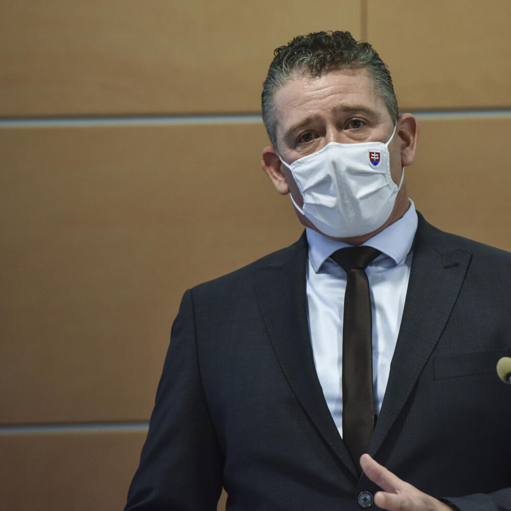 Na snímke minister vnútra SR Roman Mikulec počas tlačovej konferencie k výzve občanom a opozície k rešpektovaniu núdzového stavu a zákazu zhromažďovania sa s ohľadom na avizované protesty v utorok 17. novembra, v Bratislave 16. novembra 2020. FOTO TASR - Pavol Zachar