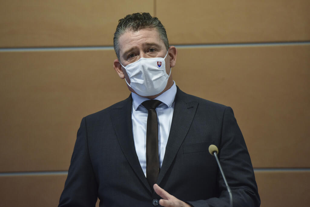Na snímke minister vnútra SR Roman Mikulec počas tlačovej konferencie k výzve občanom a opozície k rešpektovaniu núdzového stavu a zákazu zhromažďovania sa s ohľadom na avizované protesty v utorok 17. novembra, v Bratislave 16. novembra 2020. FOTO TASR - Pavol Zachar