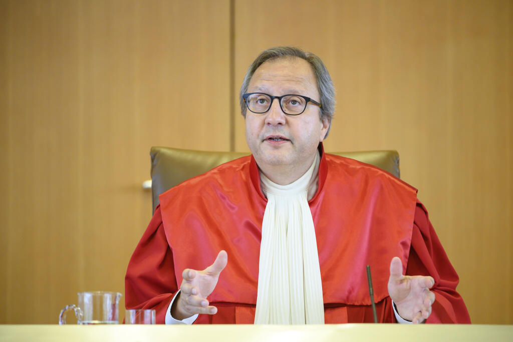 EBE 6 Karlsruhe- Na snímke predseda Nemeckého spolkového súdu Andreas Vosskuhle oznamuje o rozhodnutí súdu, že Európska centrálna banka (ECB) musí objasniť, či je jej kľúčová schéma nákupu dlhopisov na podporu hospodárstva eurozóny „primeraná“, inak sa na nej nemecká centrálna banka Bundesbank už nemusí zúčastňovať v Karlsruhe 5. mája 2020. Bundesbank bude mať na tri mesiace zakázané zúčastňovať sa na nákupe aktív z eurozóny, tzv. kvantitatívnom uvoľňovaní (QE), pokiaľ Rada guvernérov ECB neprij