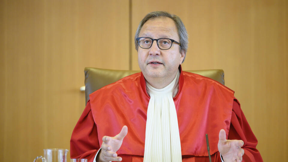 EBE 6 Karlsruhe- Na snímke predseda Nemeckého spolkového súdu Andreas Vosskuhle oznamuje o rozhodnutí súdu, že Európska centrálna banka (ECB) musí objasniť, či je jej kľúčová schéma nákupu dlhopisov na podporu hospodárstva eurozóny „primeraná“, inak sa na nej nemecká centrálna banka Bundesbank už nemusí zúčastňovať v Karlsruhe 5. mája 2020. Bundesbank bude mať na tri mesiace zakázané zúčastňovať sa na nákupe aktív z eurozóny, tzv. kvantitatívnom uvoľňovaní (QE), pokiaľ Rada guvernérov ECB neprij