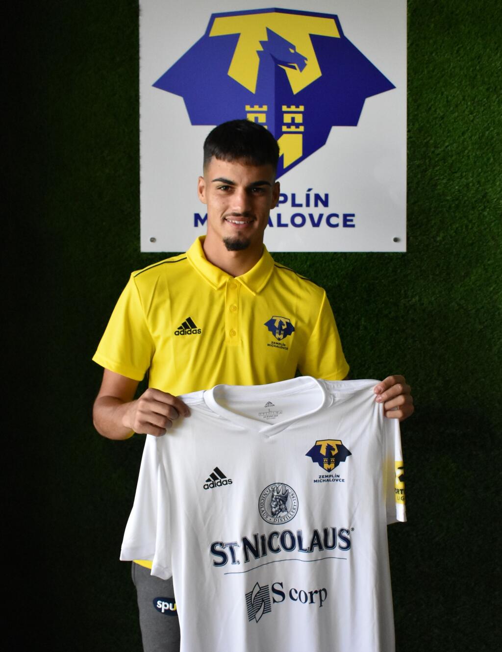 Novou posilou slovenského futbalového klubu MFK Zemplín Michalovce sa stal Španiel Brian Peňa Perez-Vico.