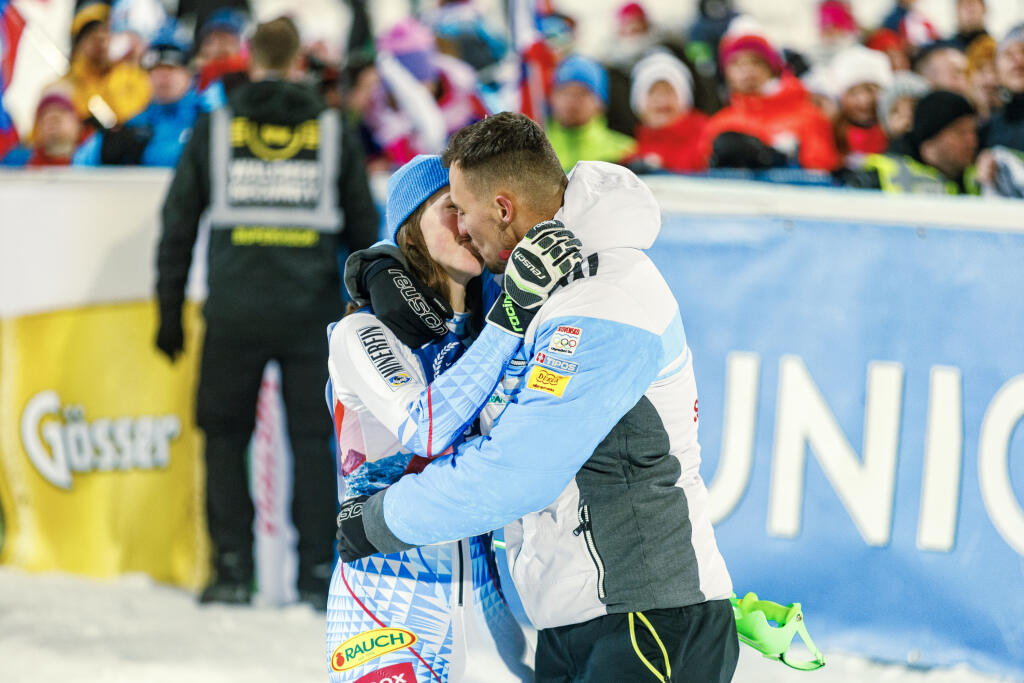 Na snímke Petra Vlhová a Michal Kyselica v cieli druhého kola slalomu Svetového pohára v alpskom lyžovaní žien v rakúskom Flachau.