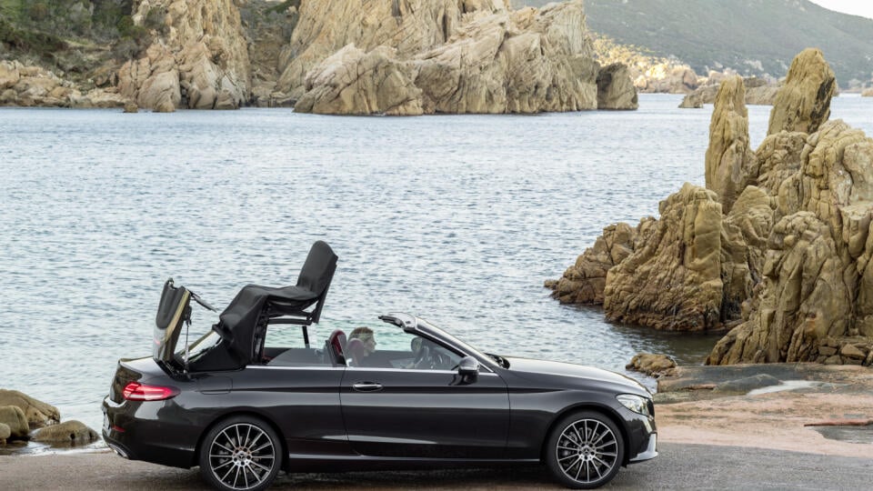 Mercedes-Benz triedy C kabriolet bude dostupný v silnej AMG verzii, chýbať nebude pohon 4x4 a taktiež v ponuke zostanú aj naftové motory.

Mercedes-Benz C-Class Cabriolet Avantgarde, exterior: graphite grey, interior: leather cranberry red/black 