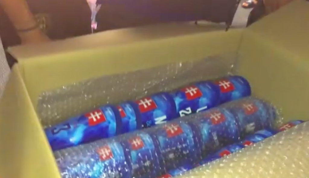Naši hráči pri rozbalovaní luxusných chráničov.