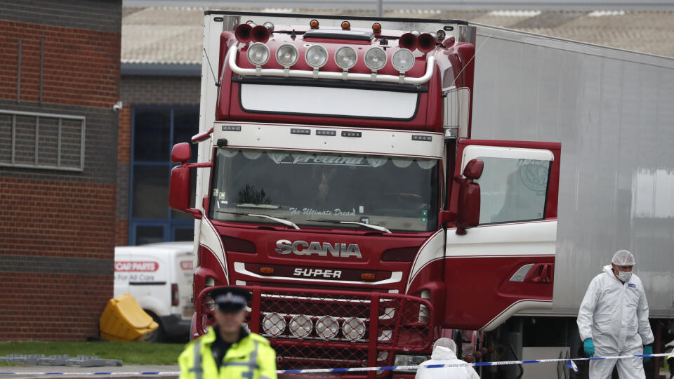 Na snímke policajní forenzní vyšetrovatelia skúmajú nákladné auto, v ktorom našli 39 mŕtvych osôb v priemyselnom parku 23. októbra 2019 v britskom grófstve Essex. Políciu a záchrannú službu privolali do priemyselného parku Waterglade v meste Grays v noci približne o 02.40 h. Všetkých 39 osôb vyhlásili na mieste za mŕtvych a vodiča nákladného auta, 25-ročného muža zo Severného Írska, zatkli pre podozrenie z vraždy.