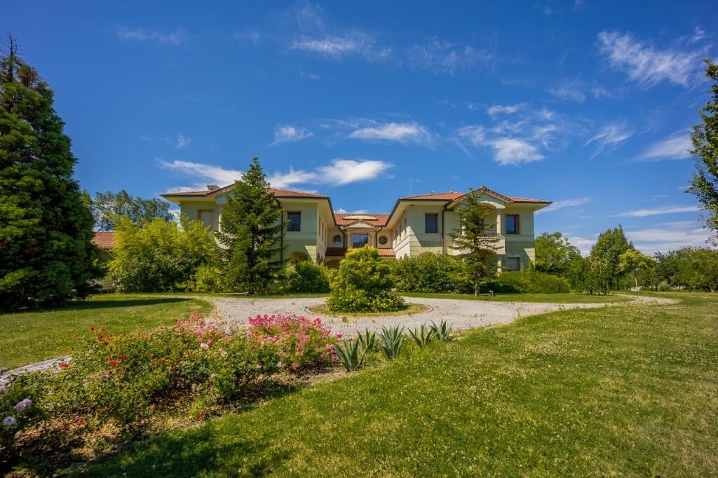 Slovakia Sotheby’s Int. Realty ponúka na predaj veľkolepé rodinné sídlo nachádzajúce sa v Dunajskej Strede.