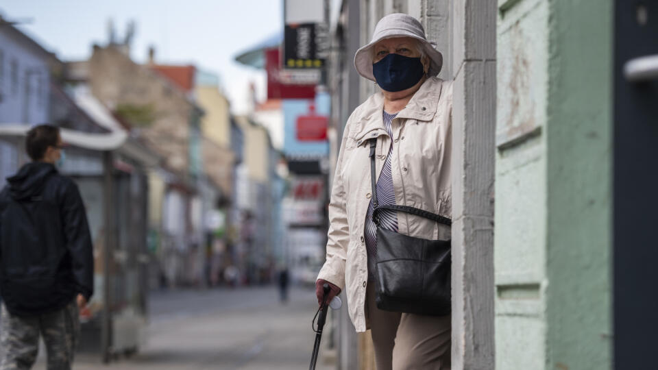 Na snímke dôchodkyňa vychádza z obchodu počas uvoľňovania opatrení v rámci pandémie koronavírusu v centre Bratislavy 3. júna 2020. Seniori vo veku nad 65 rokov od stredy už nenakúpia vo vyhradenom čase. FOTO TASR - Jaroslav Novák
