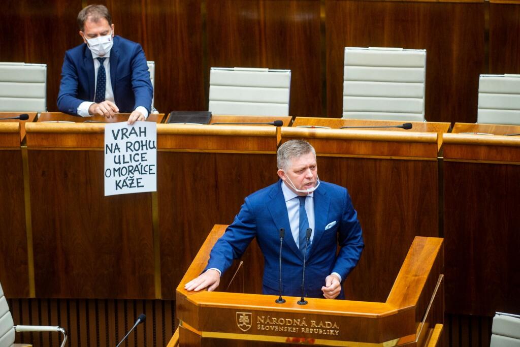 Matovič ukázal v pléne Ficovi plagát