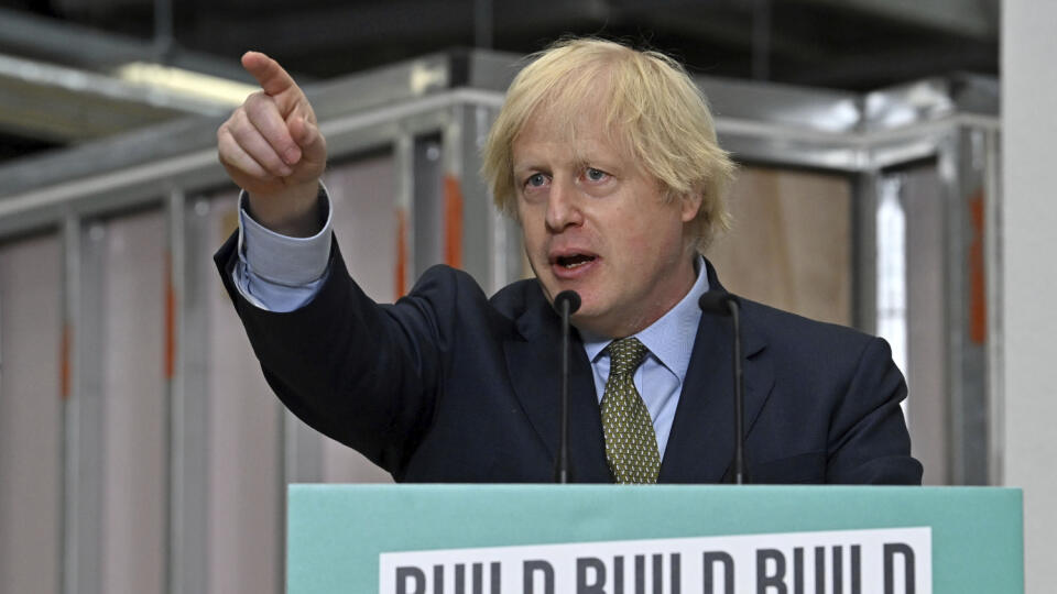 KK20 Dudley - Britský premiér Boris Johnson hovorí počas prejavu na vysokej škole v Dudley 30. júna 2020. Britský premiér Boris Johnson v utorok predstavil plán na obnovu krajiny po koronavírusovej kríze v hodnote piatich miliárd libier. Nazval ho Nová dohoda (New Deal), čím odkazoval na rovnomenný program bývalého amerického prezidenta Franklina Delana Roosevelta, ktorý ho predstavil v 30. rokoch 20. storočia po hospodárskej kríze v USA. FOTO TASR/AP
Britain's Prime Minister Boris Johnson deliv