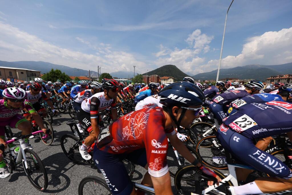 Štart 20. etapy Giro d´Italia vyvolal v mestečku Verbania-Valle Spluga ošiaľ. Stovky fanúšikov vyprevádzali cyklistov na 164-kilometrovú trať.