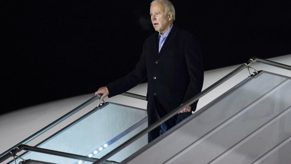 JB 3 Varšava - Americký prezident Joe Biden vystupuje z lietadla po jeho príchode na vojenské letisko vo Varšave 20. februára 2023. Biden v pondelok pred svojou ohlásenou cestou do Poľska, kde sa zdrží do 22. februára, prekvapivo zavítal aj do Kyjeva. Tam sa stretol s ukrajinským prezidentom Volodymyrom Zelenským a oznámil nový balík vojenskej pomoci pre Ukrajinu v hodnote 500 miliónov dolárov, vrátane munície pre salvové raketomety HIMARS, ktoré USA poskytli Ukrajine už predtým. FOTO TASR/AP
P