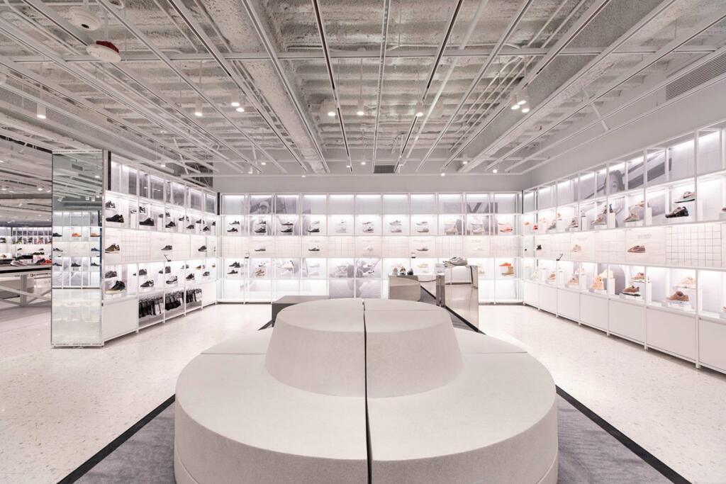 Nike má novú vlajkovú predajňu. Ísť tam bez mobilu je čudné